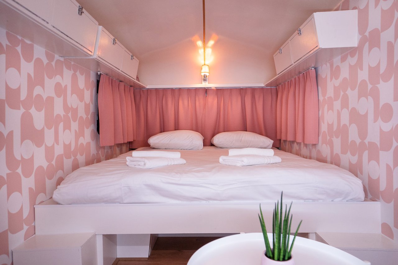 Camping - Pink Caravan binnen