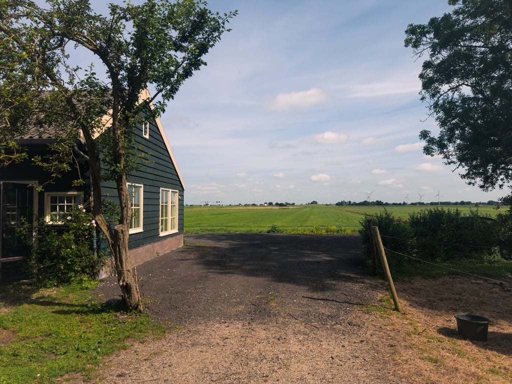 Parkeerplaats en Weiland