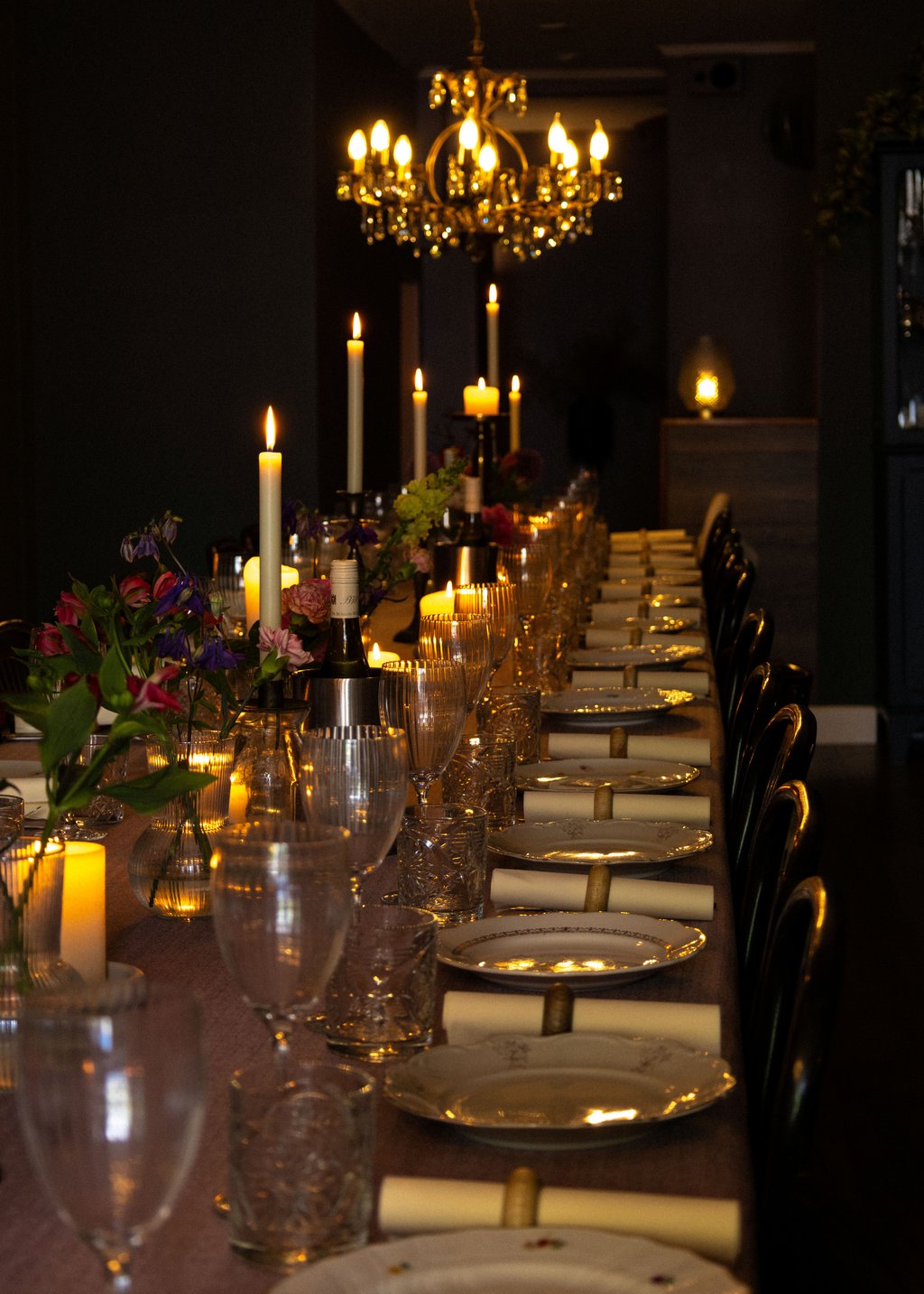 Hoofdfoto: Lange dinertafel private dining huiselijke sfeer