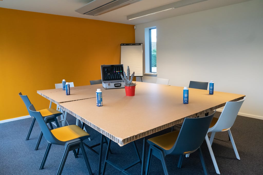 Meetingspace - Space 20 - Zaal 20 - Vergaderopstelling - Kartonnen tafels - Flipover - Water - Meetingkit - DUS De Utrechtse Stadsvrijheid