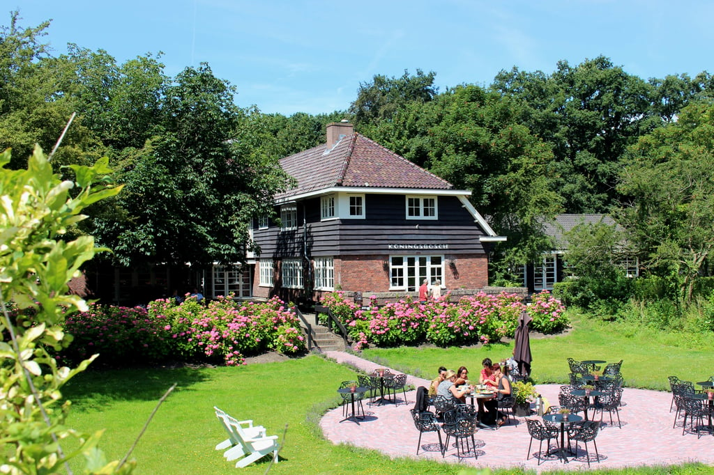 Vooraanzicht hotel met zonneterras