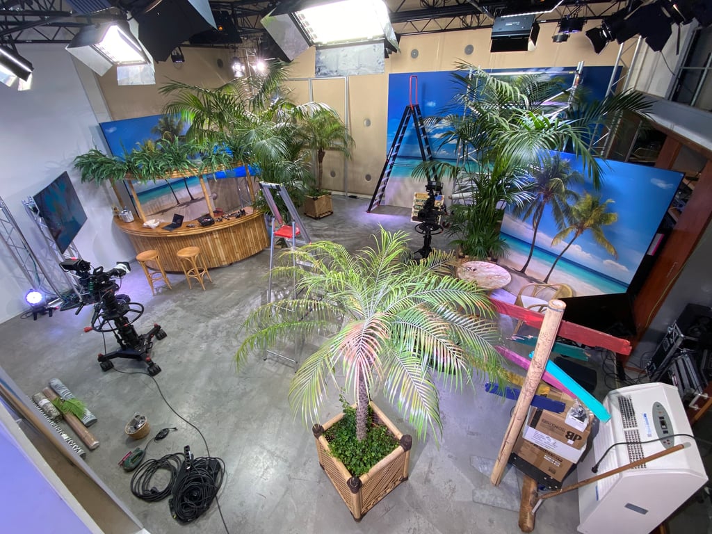 Studio 3, ingericht voor een live uitzending met tropisch decor.