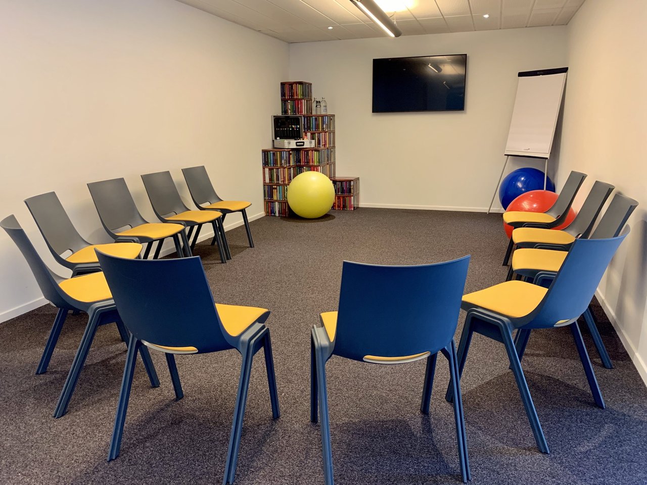 Meeting Space - Space 13 - Zaal 13 - Opstelling - Kringopstelling - Flipover - Scherm - Yogabal - Meetingkit - DUS De Utrechtse Stadsvrijheid
