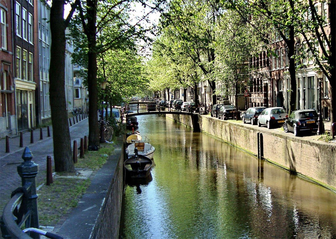 Aan de mooiste grachtjes van de Nieuwmarktbuurt