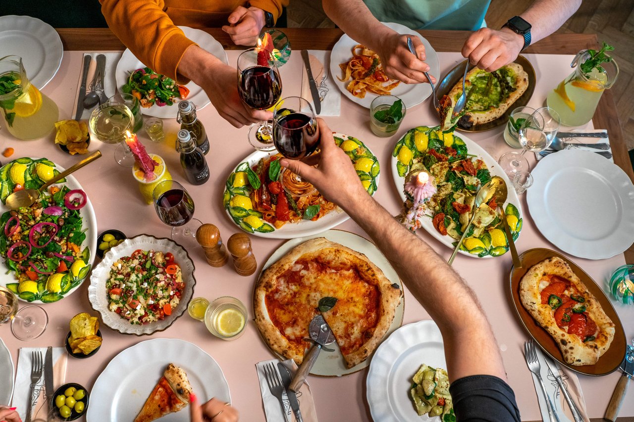 Proost en volle tafel.jpg