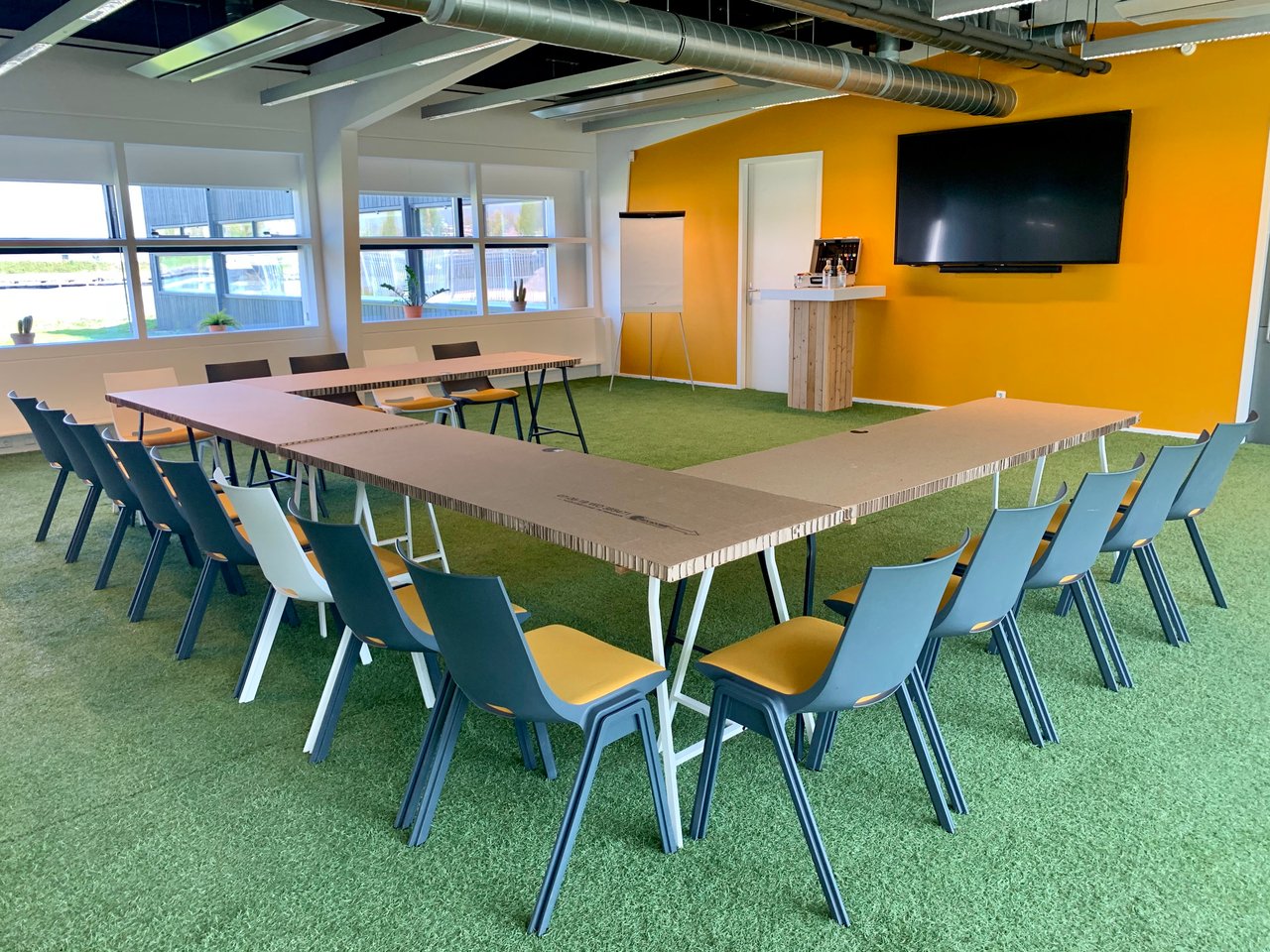 Meeting Space - Space 1 - Zaal 1 - Opstelling - U-vormopstelling - Graszaal - Kartonnen tafels - Scherm - Meetingkit - Flipover - DUS De Utrechtse Stadsvrijheid