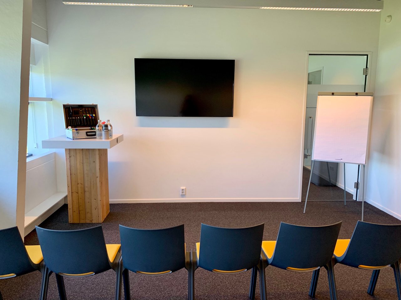 Private Space - Space 9 - Zaal 9 - Opstelling - Theateropstelling - Scherm - Flipover - Meetingkit - DUS De Utrechtse Stadsvrijheidrm - Flipover - Meetingkit.jpg