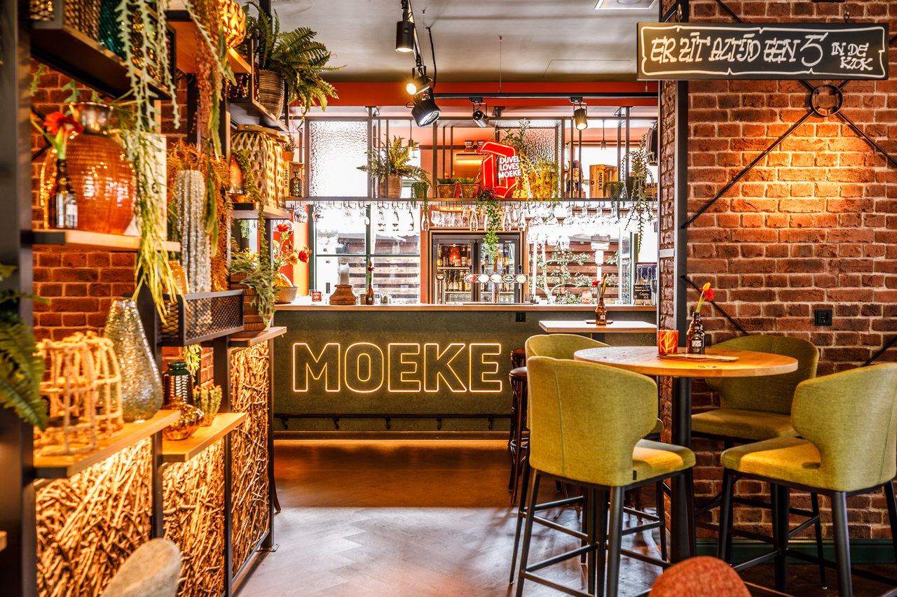 Moeke's Bar