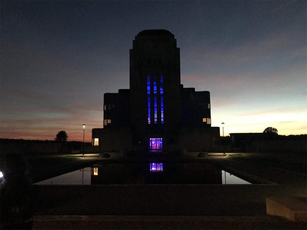 Radio Kootwijk - Zendgebouw avondgloren.jpg