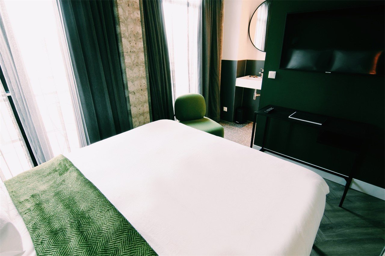 Classic Room Lightgreen with Balcony Bed, Bites & Business hotel Rotterdam (1)