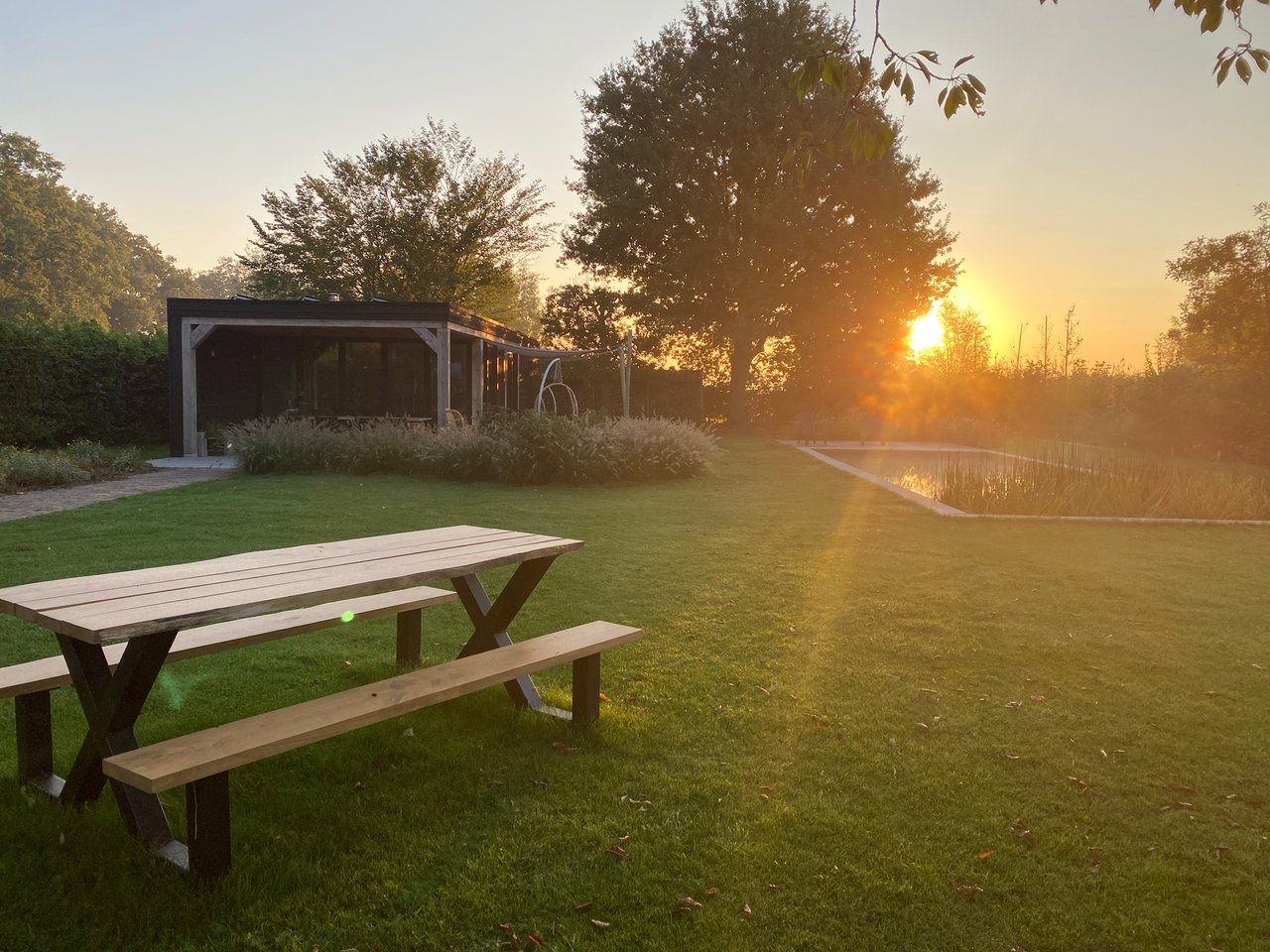 Zonsopkomst in de tuin bij BLOESEM