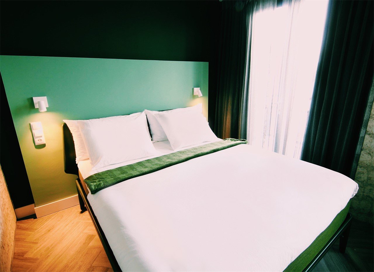 Classic Room Lightgreen with balcony Bed, Bites & Business hotel Rotterdam