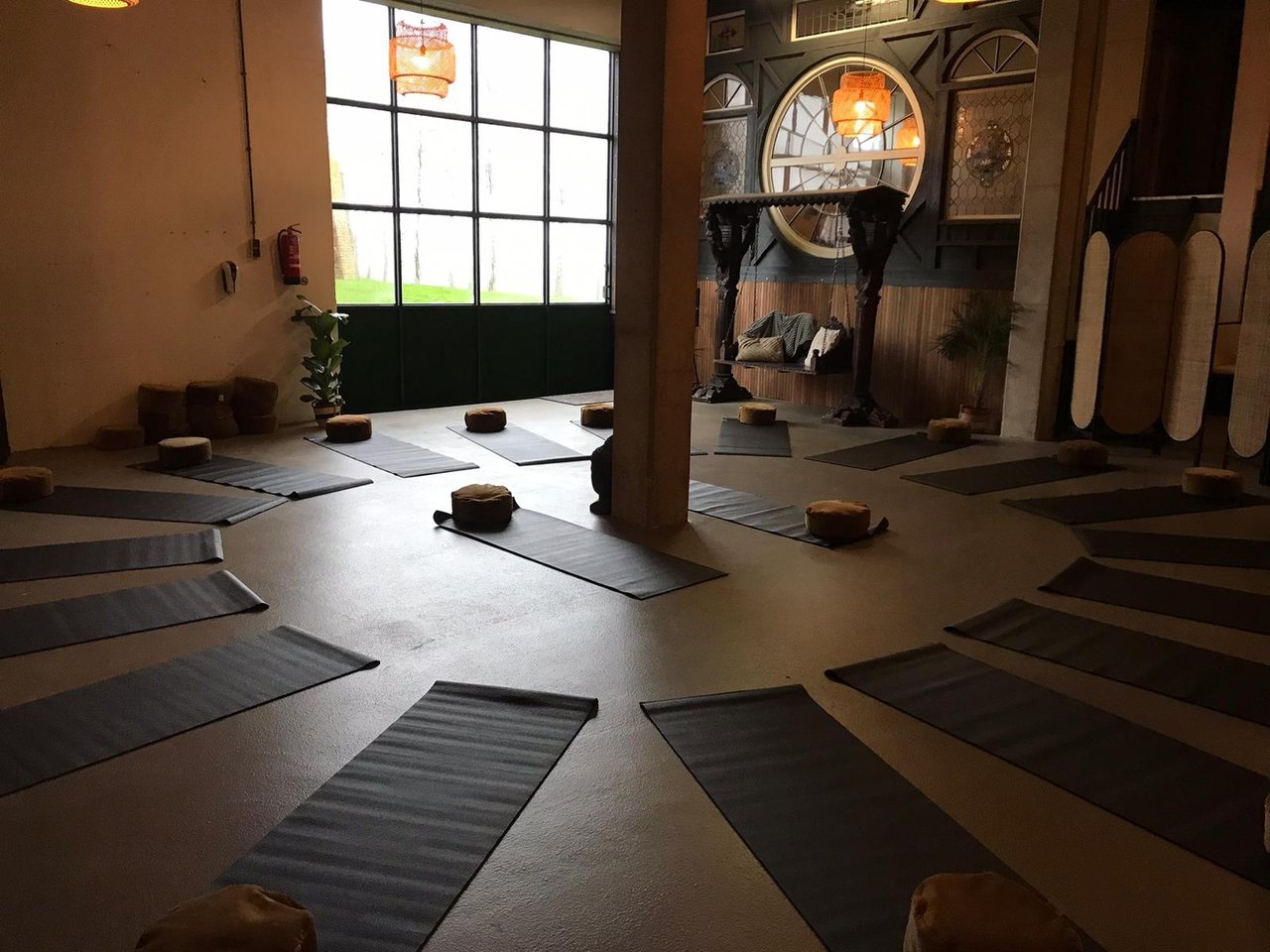 gezamenlijke ruimte, die flexibel in te delen is, bijvoorbeeld als yoga studio, maar hier kan ook een beamer/zithoek/andere opstelling gemaakt worden