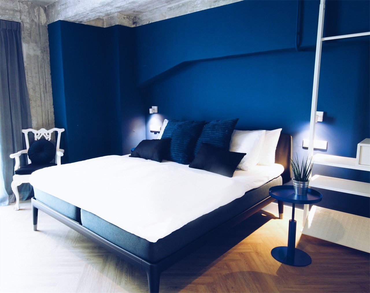 Classic Room Blue Bed, Bites & Business hotel Rotterdam (2)
