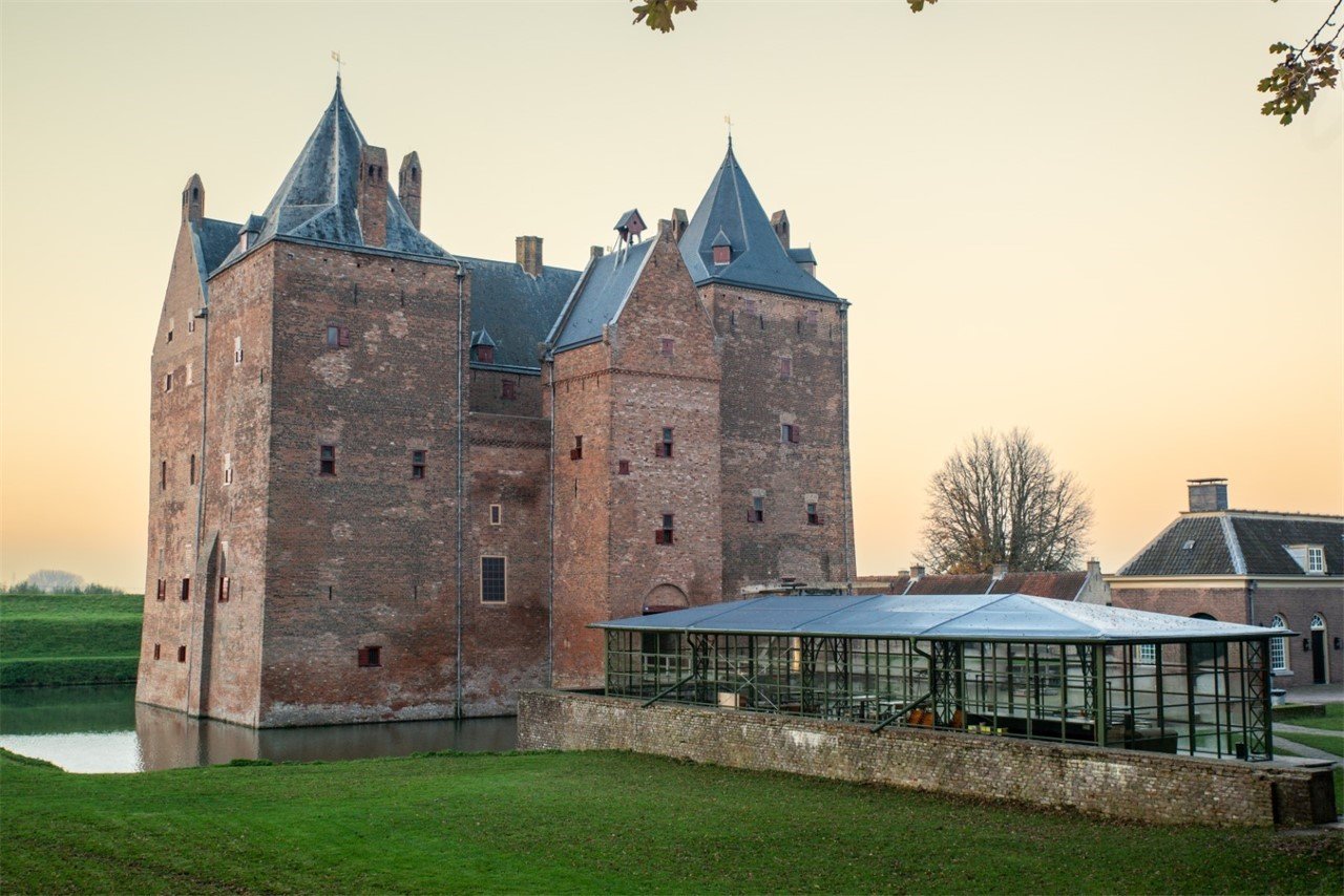 Het Tuighuis voor het kasteel