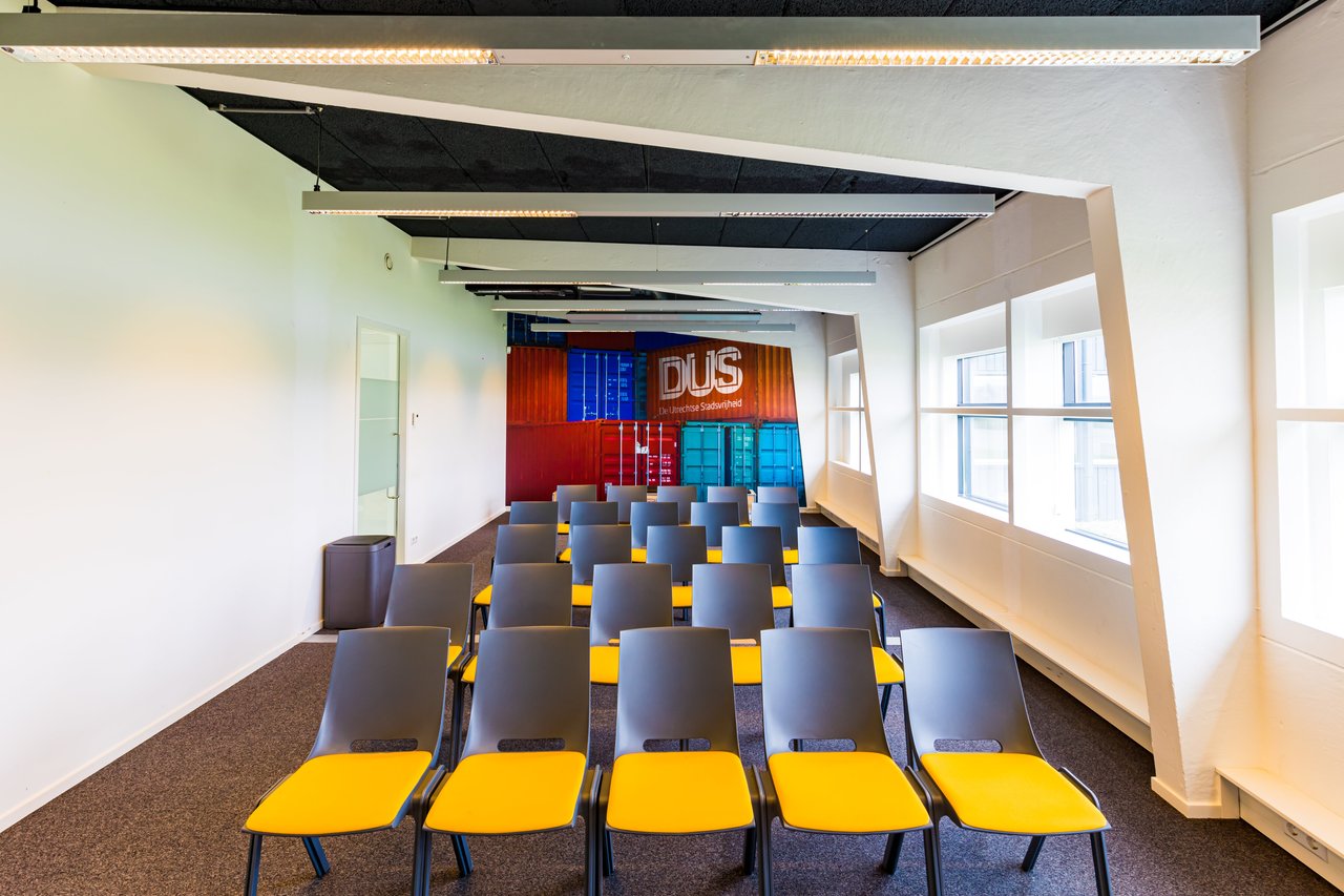 Meeting space - Space 8 - Zaal 8 - Opstelling - Containers - Wanddecoratie - Theateropstelling - DUS De Utrechtse Stadsvrijheid