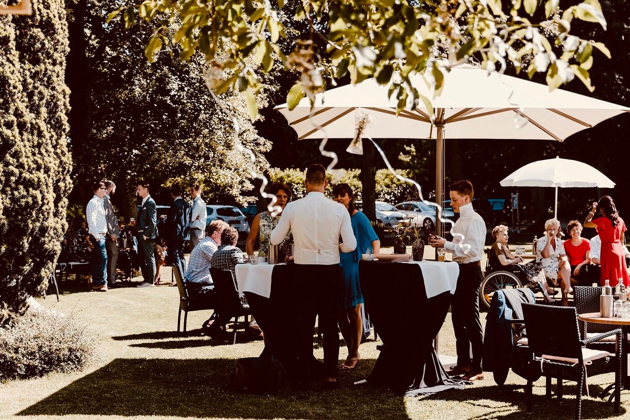 Zakelijke-borrel-in-de-hoteltuin