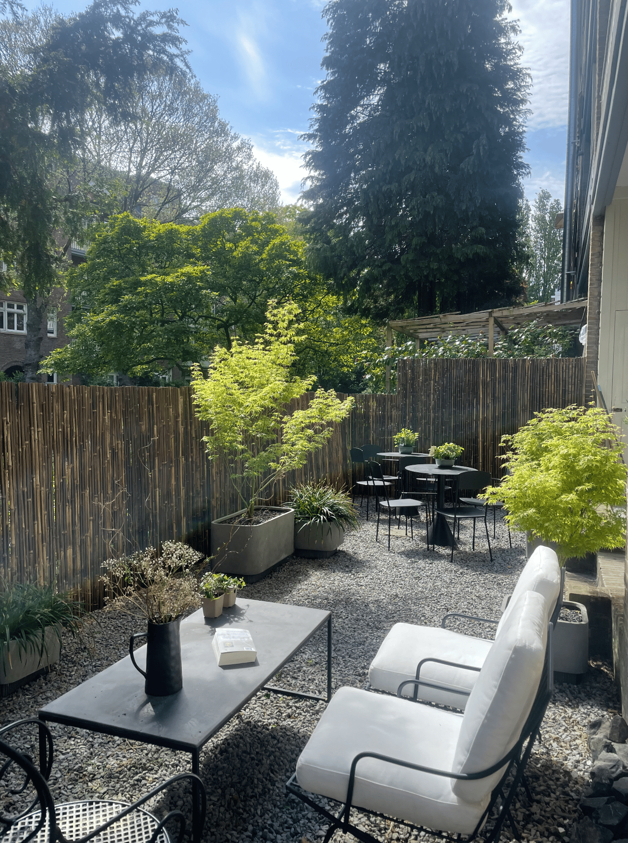 Heerlijke zonnige, serene tuin met uitzicht op binnentuin