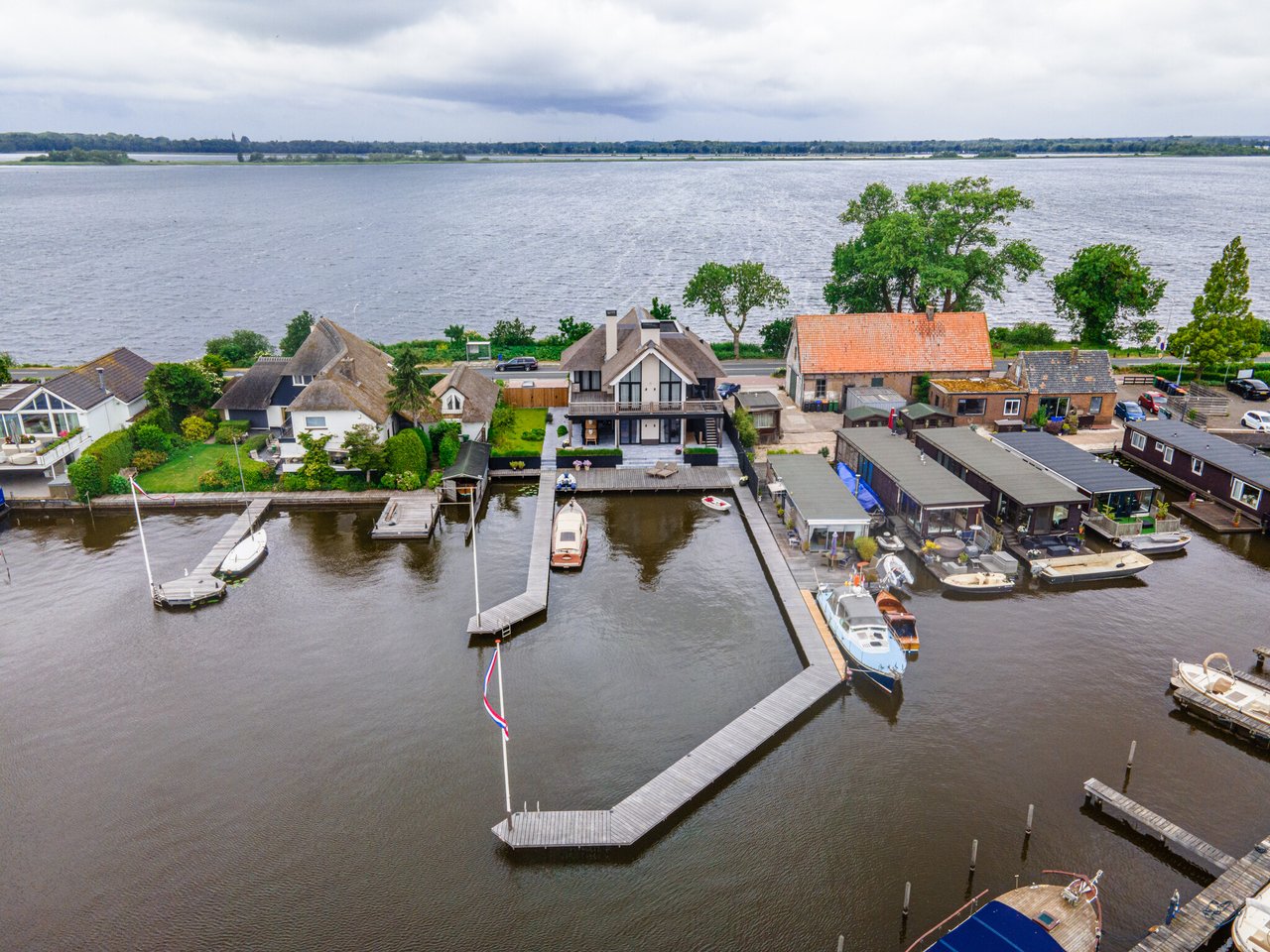 Luchtfoto Lakehouse Loosdrecht/prive marina