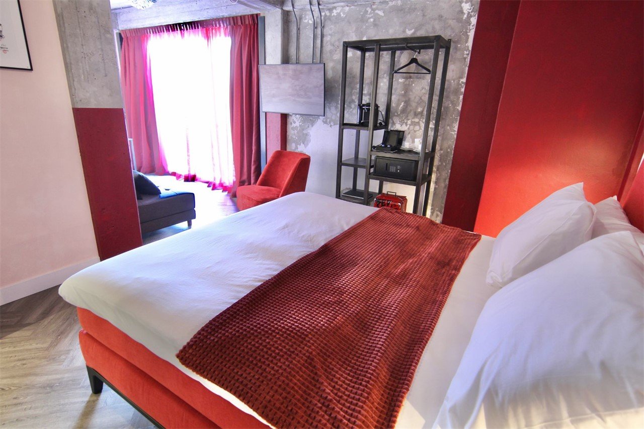 Superior Room Red Bed, Bites & Business hotel Rotterdam (1)